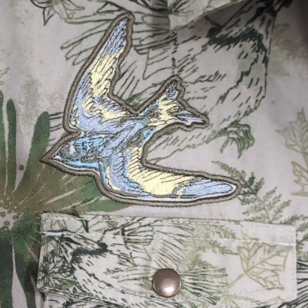 Levi's Nature Print Shirt with Green and Brown Accents - Picture 6 of 10
